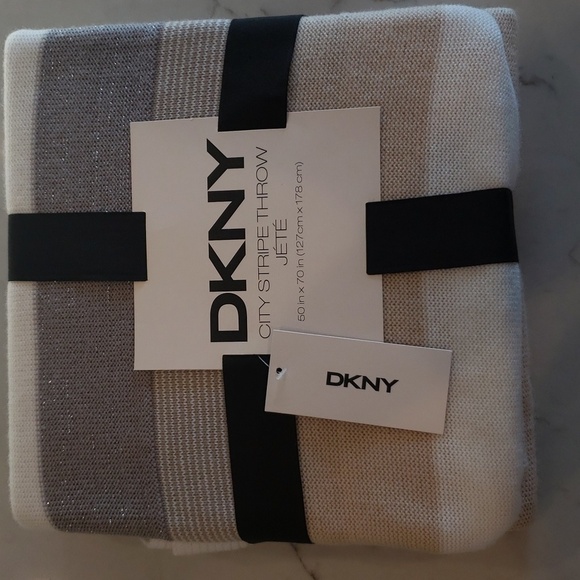 Sparkle DKNY City Stripe Throw NWT Neutral Colors Silver, Gray, Tan, Cream - Picture 3 of 10